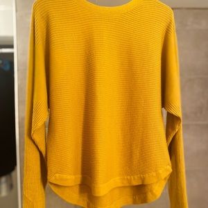 Chandail en petite laine jaune moutarde.